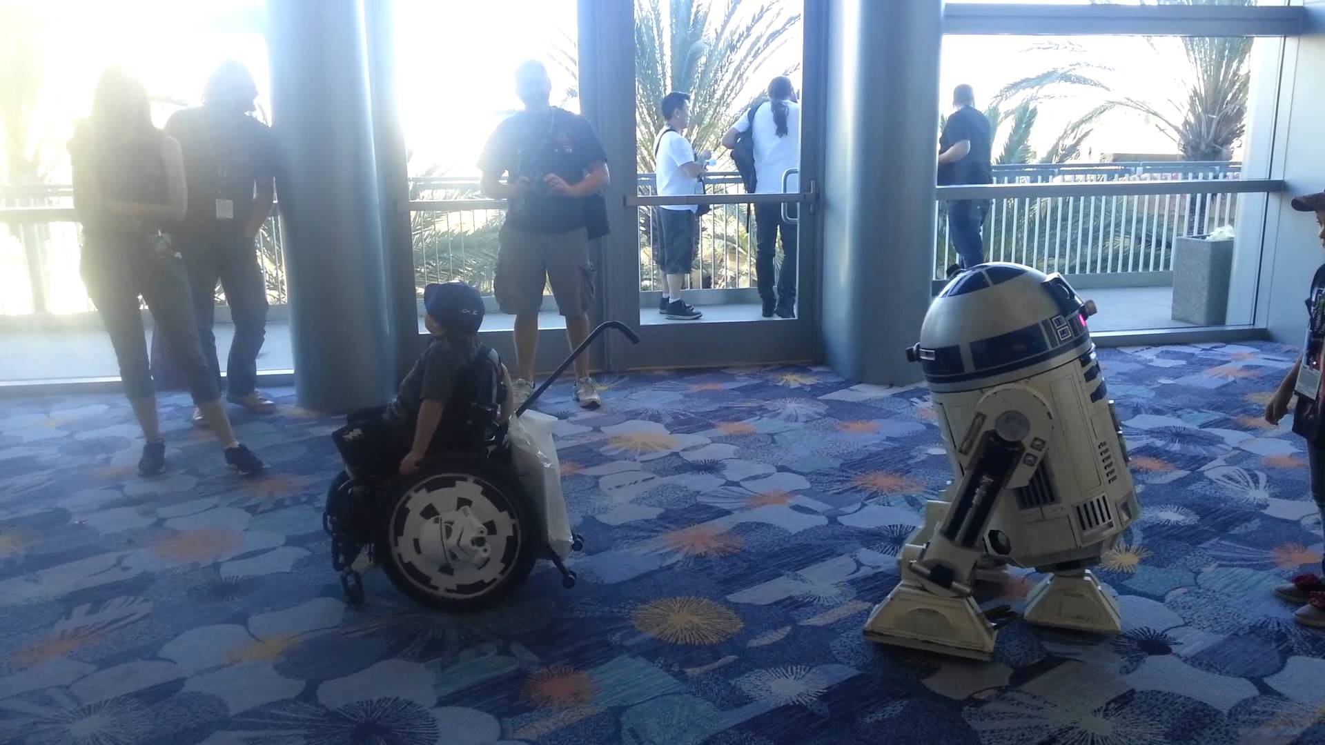 VIDEO: R2D2 Hizo Feliz A Niño En Silla De Ruedas