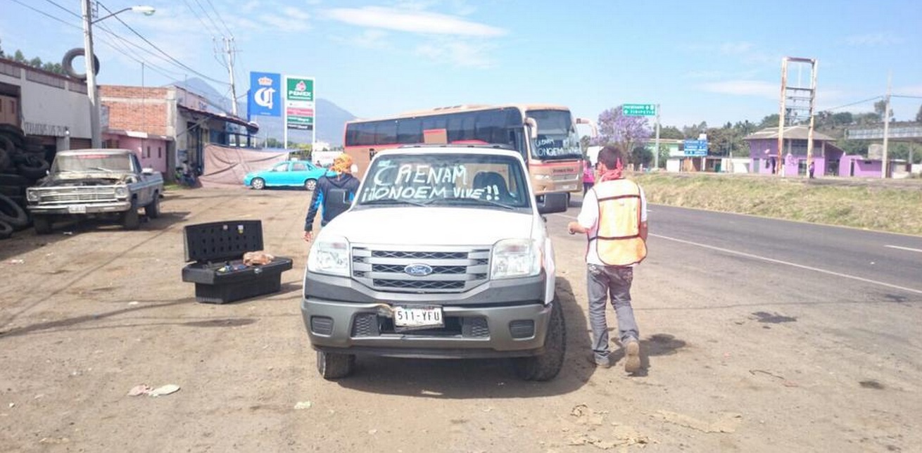 normalistas reteniendo vehículos carretera Morelia - Pátzcuaro