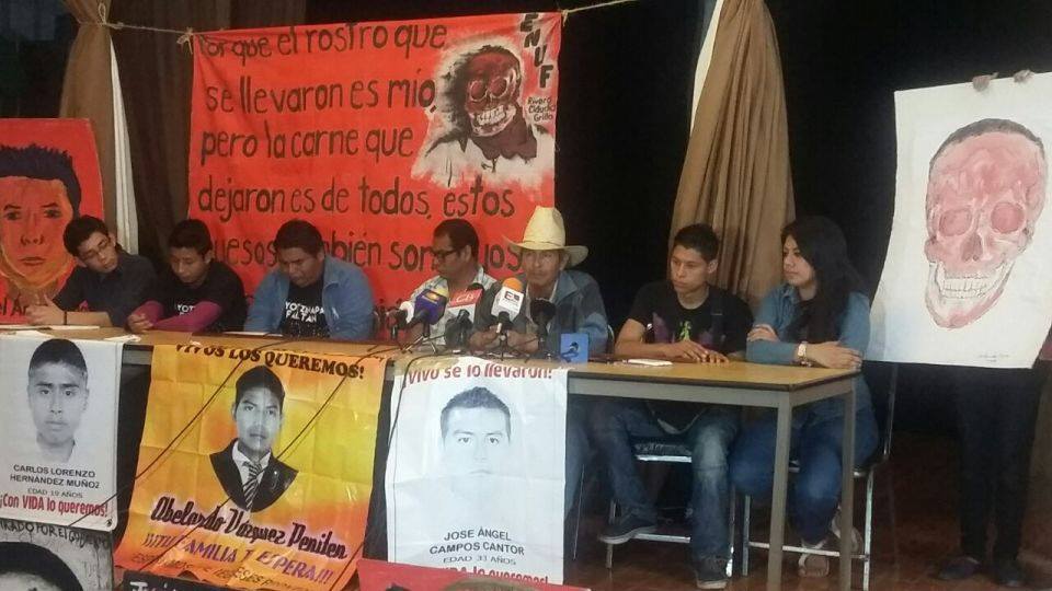 rueda de prensa padres normalistas Ayotzinapa Morelia abril 2015