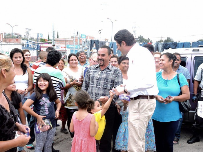 Alfonso Martíne en reunion con colonos 3