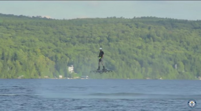 Joven Canadiense Rompé Récord Guinness por mayor distancia recorrida en una aerotabla 1