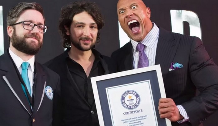 actor dwayne Johnson rompé récord guinness al tomarse 105 selfies en tres minutos