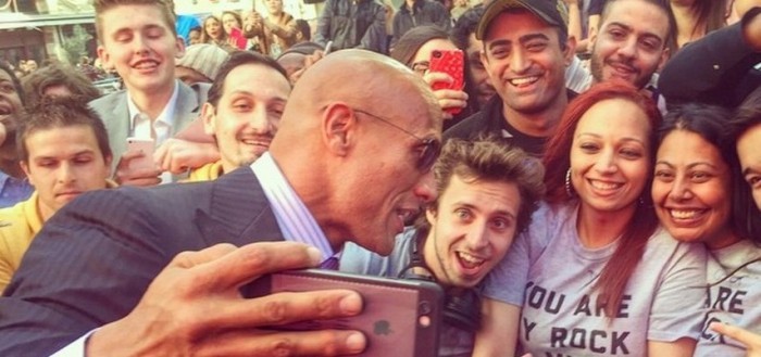 actor dwayne Johnson rompé récord guinness al tomarse 105 selfies en tres minutos