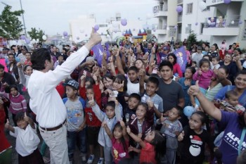 alfonso martinez con niños