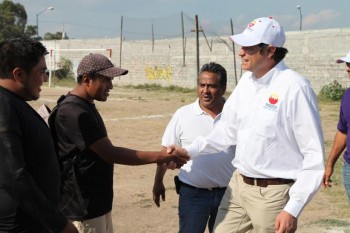 alfonso martinez recorriendo calles