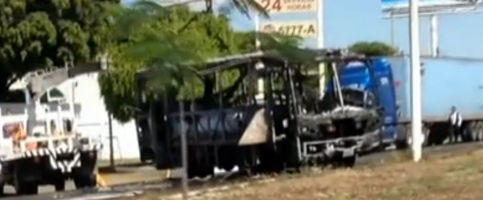 Uno de los camiones incendiados por el narco este fin de semana en Guadalajara