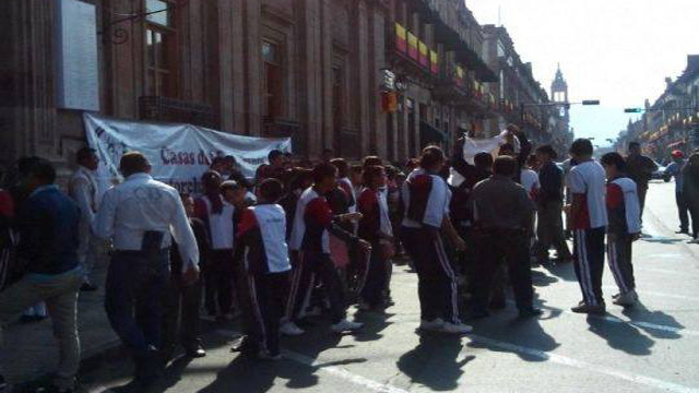 estudiantes-cierre-bloqueo-Palacio-de-Gobierno-Morelia-Madero-2