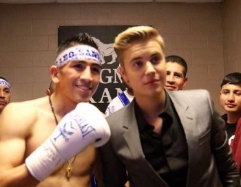 El michoacano se tomo la foto con Justin Bieber previo a su combate // AGENCIAS