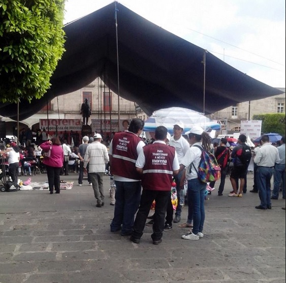 Gente del staff de Morena intentó convecer a los payasitos posponer su show pero..
