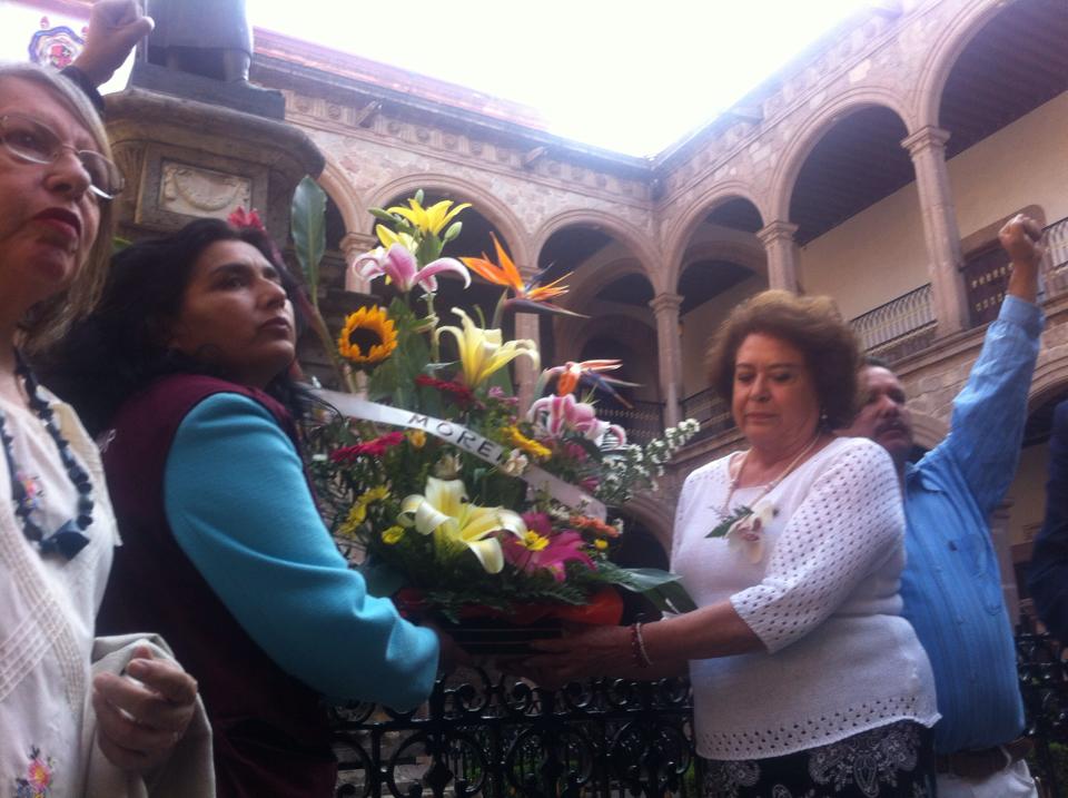 La candidata al final pudo colocar su ofrenda floral en honor a Hidalgo // ESPECIAL