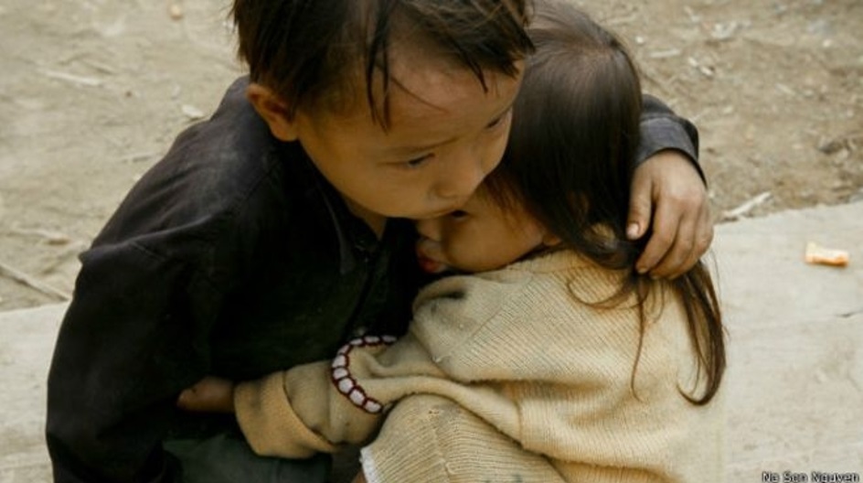 niños abrazados Nepal