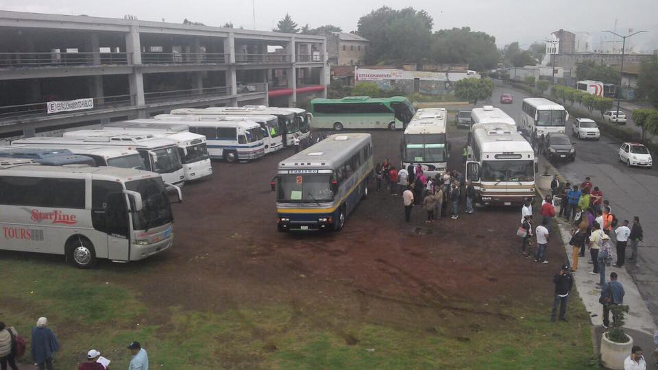 Camiones en la vieja Central de los cuales descendían las personas que participaron en el mitin de Silvano