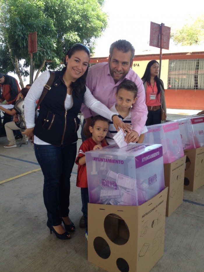Alfredo Ramirez Bedolla vota