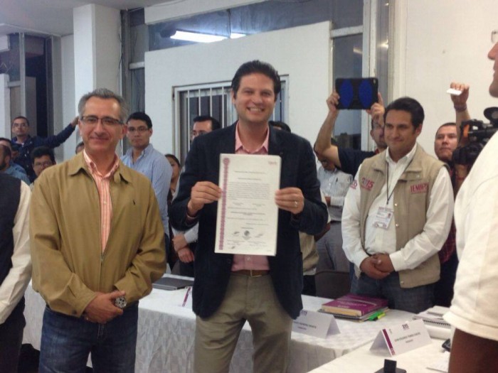 Alfonso Martínez recibe constancia