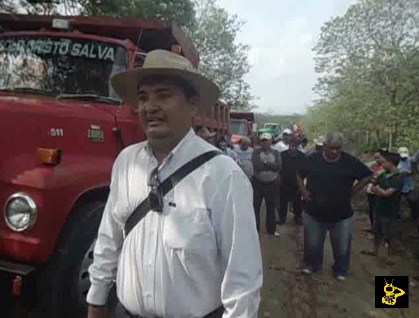 HUETAMO-Camioneros-de-la-CTM-bloquean-entrada-a-Chihuero-Huetamo (2)