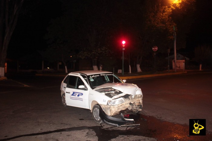 PÁTZCUARO Colisiona taxi contra automóvil en Pátzcuaro_ no hay heridos (1)