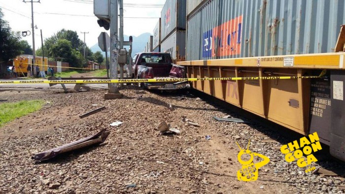 Quedan Dos Personas Atrapadas Tras Chocar Con El Tren En Pátzcuaro