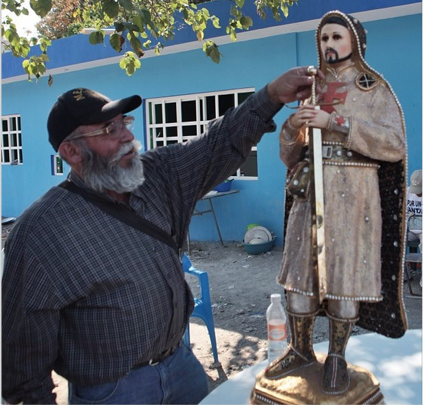 autodefensas-papa-pitufo-decomisa-estatua-templarios-migueldimayuga