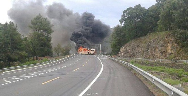 camion incendiado Autopista Siglo XXI Zirahuen Michoacan