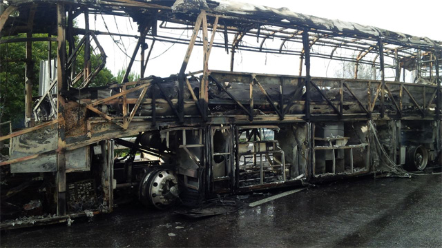 camion-quemado-normalistas-Michoacan-carretera