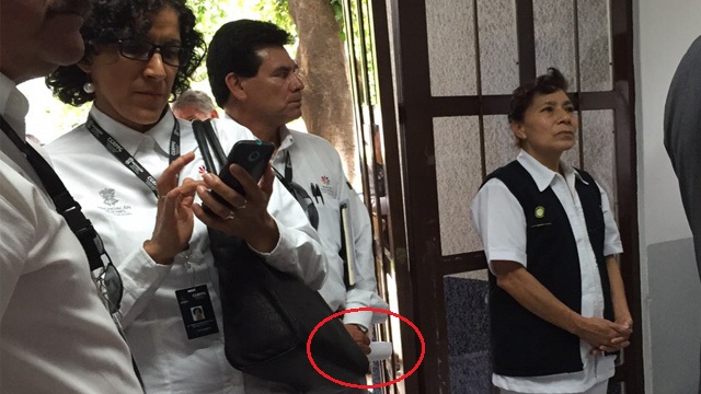 cartulina manfiestante Jara