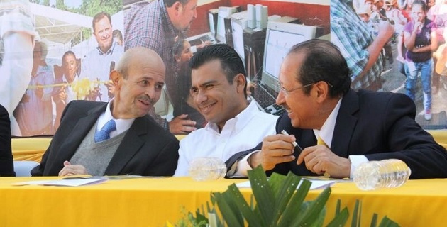 En diciembre del 2013, Fausto Vallejo como gobernador, Fidel Calderón como diputado local y Leonel Gobernador como ex gobernador se encontraron en el informe del alcalde de Charo / ARCHIVO