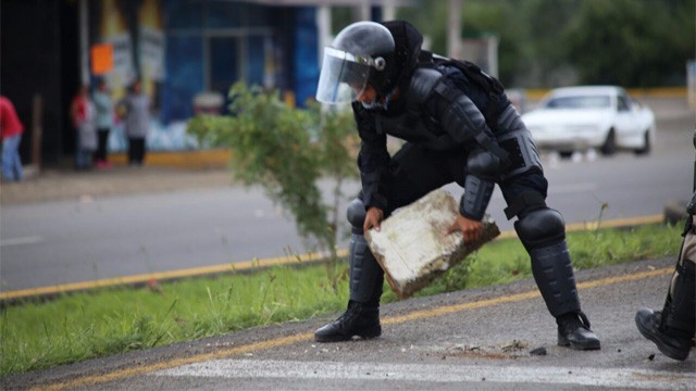 granadero-barricada