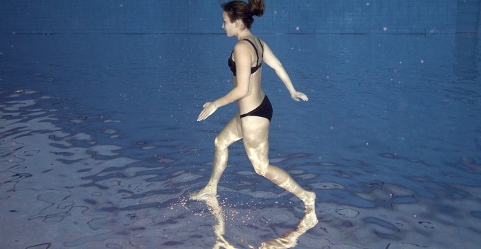 mujer que camina sobre agua