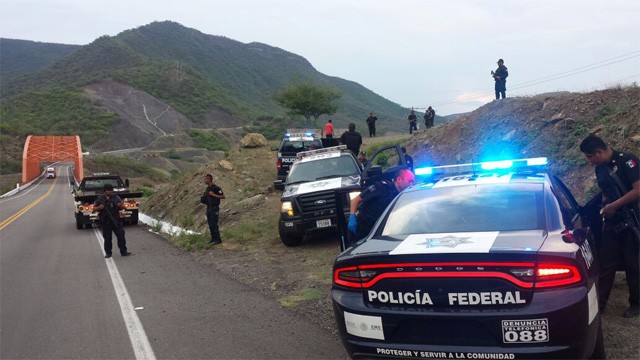 operativo-Policia-Federal-Autopista-Siglo-XXI-Michoacan