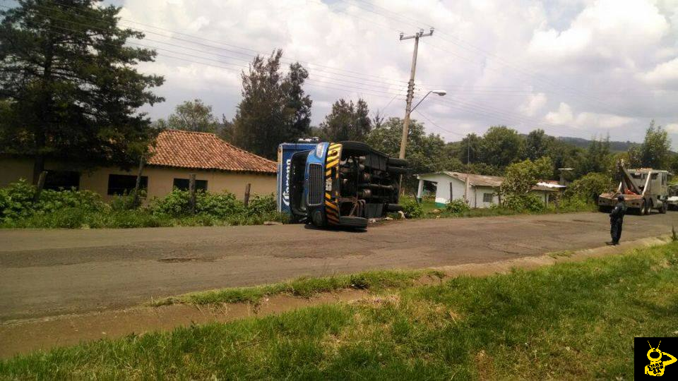 vuelca trailer en carretera