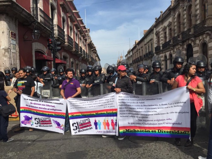 Manifestantes Condenan Rechazo De Diputados Del PRI Y PAN A Legislar Por La Diversidad Sexual 