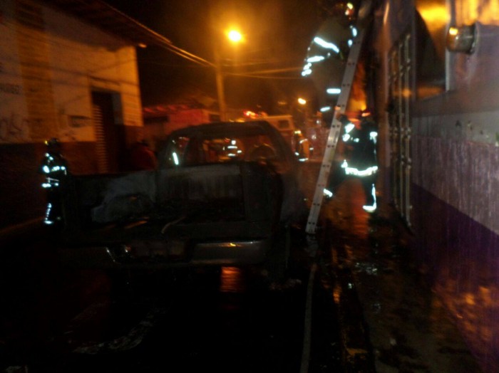 URUAPAN Se quema una camioneta en Uruapan por falla mecánica (1)