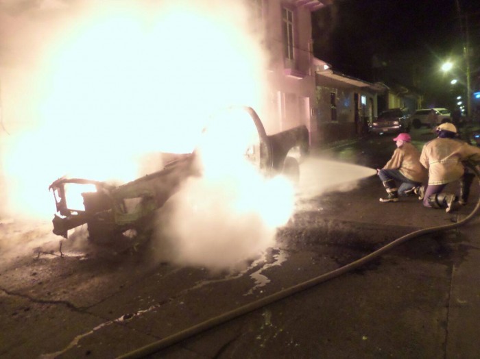 URUAPAN Se quema una camioneta en Uruapan por falla mecánica (2)