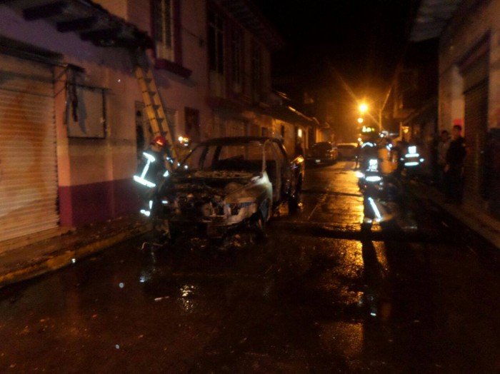 URUAPAN Se quema una camioneta en Uruapan por falla mecánica (3)