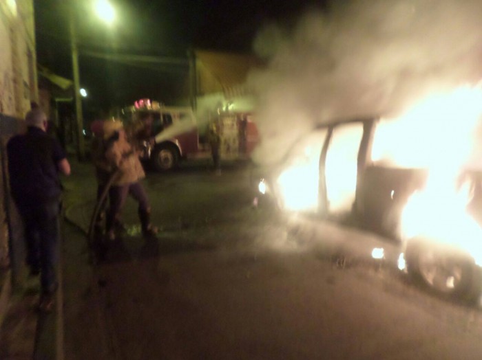 URUAPAN Se quema una camioneta en Uruapan por falla mecánica (4)