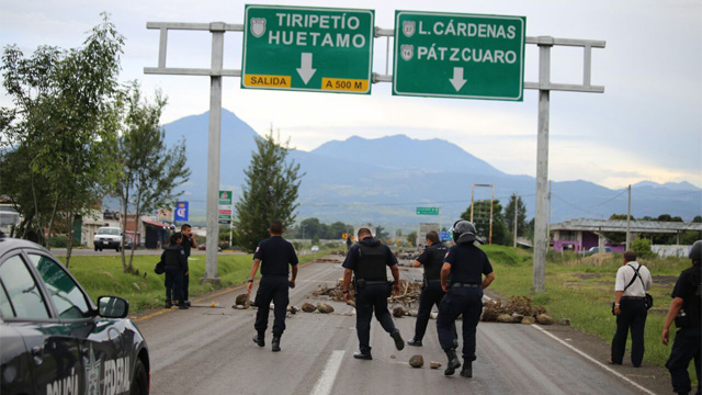carretera-Tiripetio-Patzcuaro-barricada-granaderos