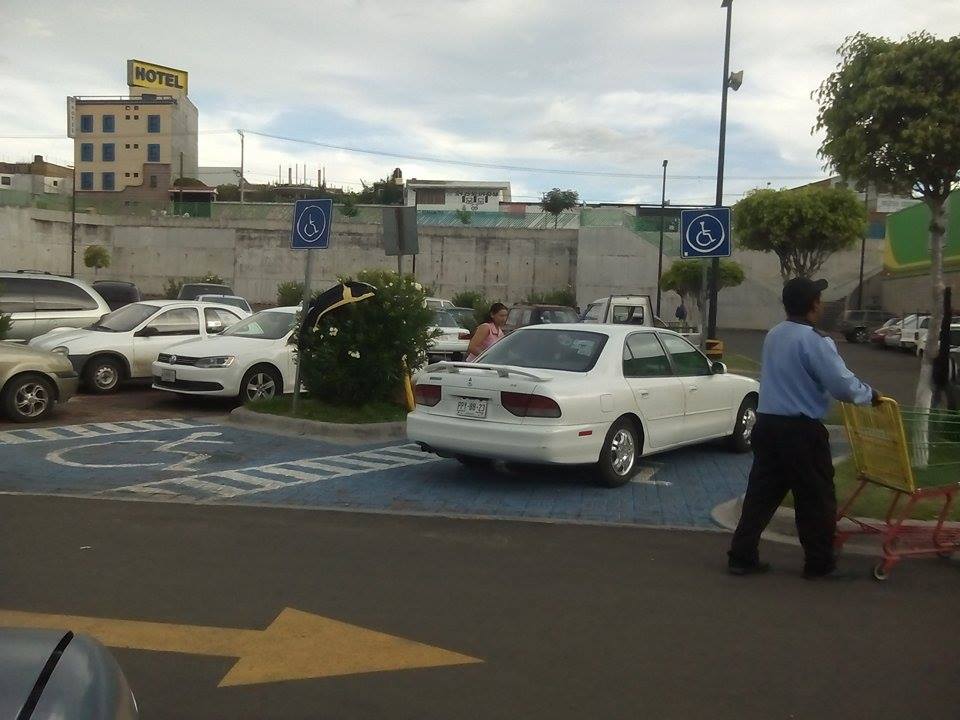 estacionamiento para discapacitados Aurrera