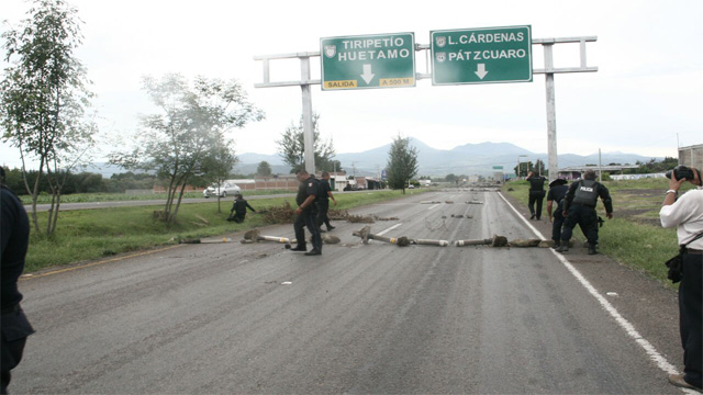 policias-granadero-barricadas-normalistas-2