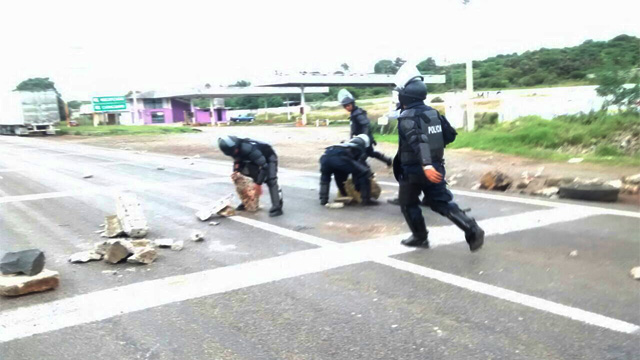 policias-granadero-barricadas-normalistas