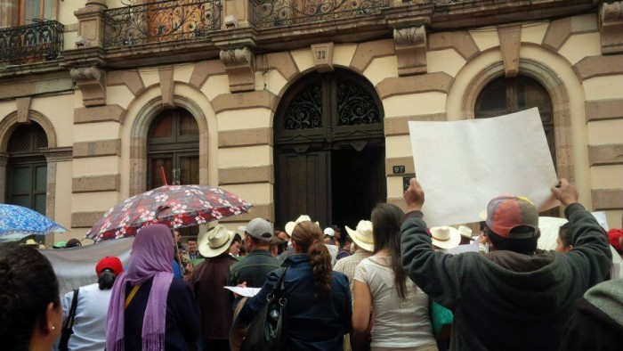 ucareo afuera del congreso del estado