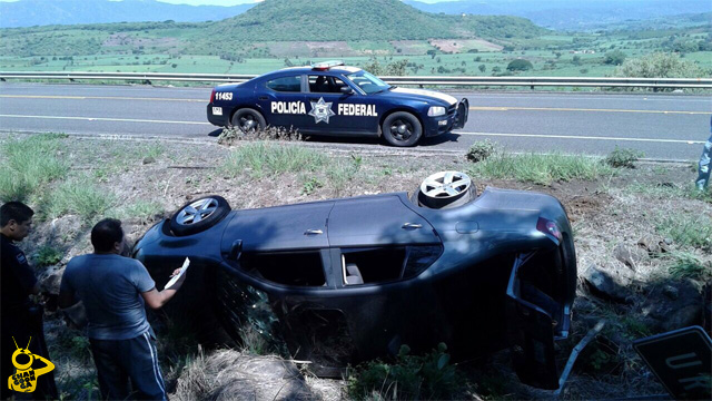 vuelca-automovil-carretera-Michoacan-Policia-Federal