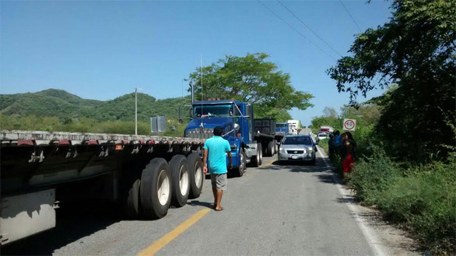 bloqueo-carretera-costa-Michoacan