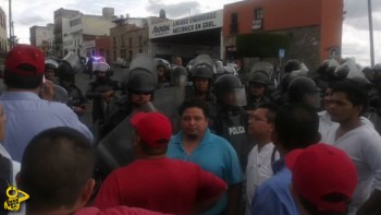 granaderos-y-manifestantes-del-Partido-del-Trabajo-PT-Morelia