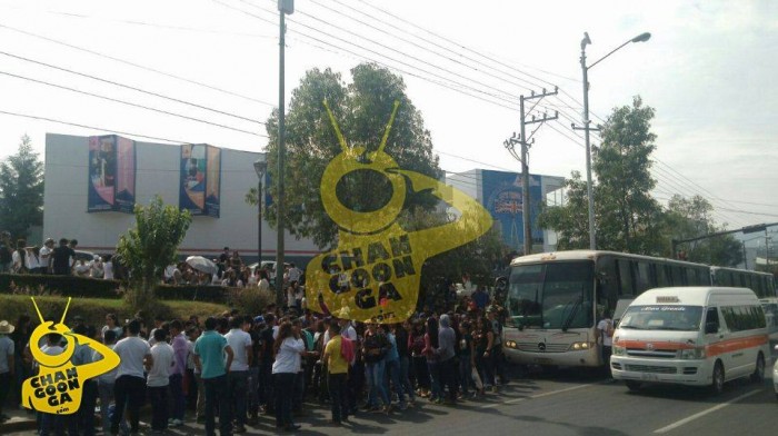 Normalistas frente a casa de gobierno