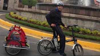 Marko-Cortes-e-hijo-bicicleta