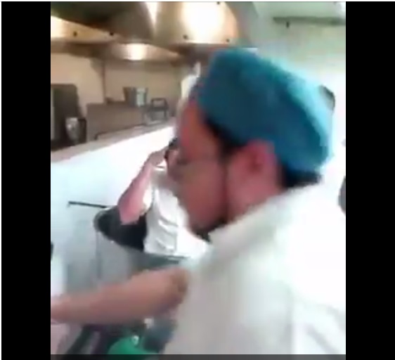 Trabajador Del IMSS Mojándose Dentro De La Olla De La Cocina Del Hospital (Video) 1