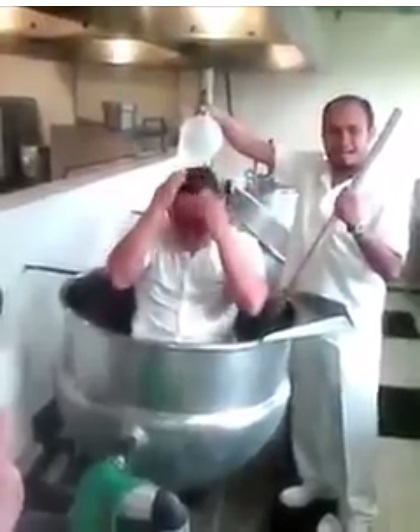 Trabajador Del IMSS Mojándose Dentro De La Olla De La Cocina Del Hospital (Video)
