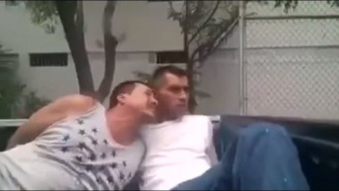 Video Policías Obligan A 2 Hombres Arrestados A Besarse A Cambio De Su Libertad En Chihuahua 2