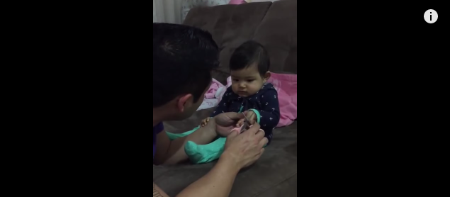 bebé risa cortar uñas