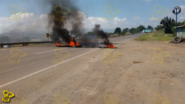 bloqueo-normalistas-quema-llantas-Tiripetio-6
